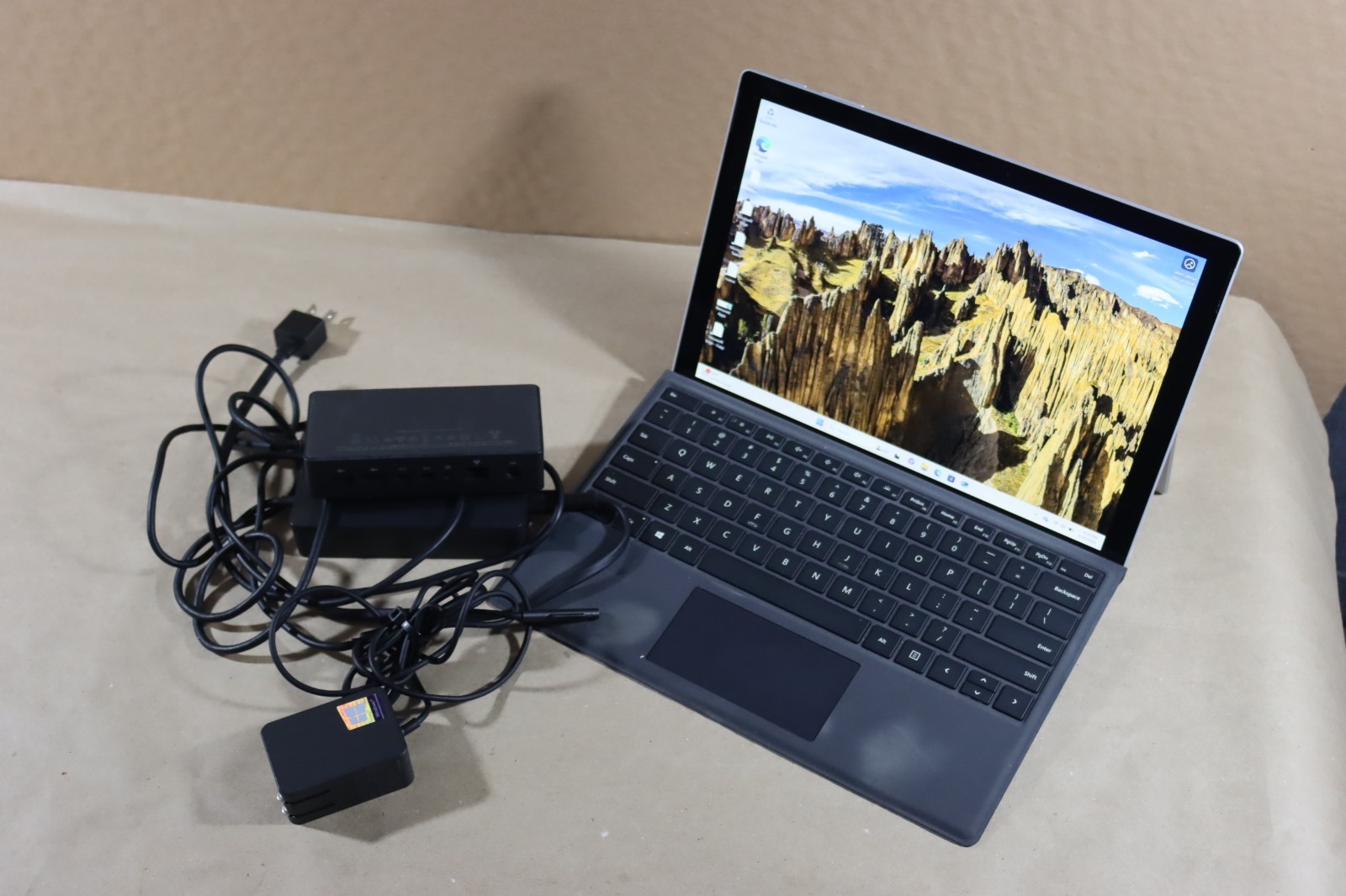 Microsoft Surface Pro 5 i5-7300U 8GB RAM 256GB Wi-Fi + Cellular / LTE