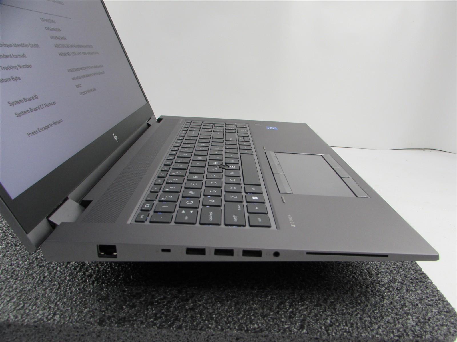 HP ZBOOK FURY 17 (G8) CORE I7-11850H 1TB SSD 32GB RAM RADEON PRO W6600M NO O.S