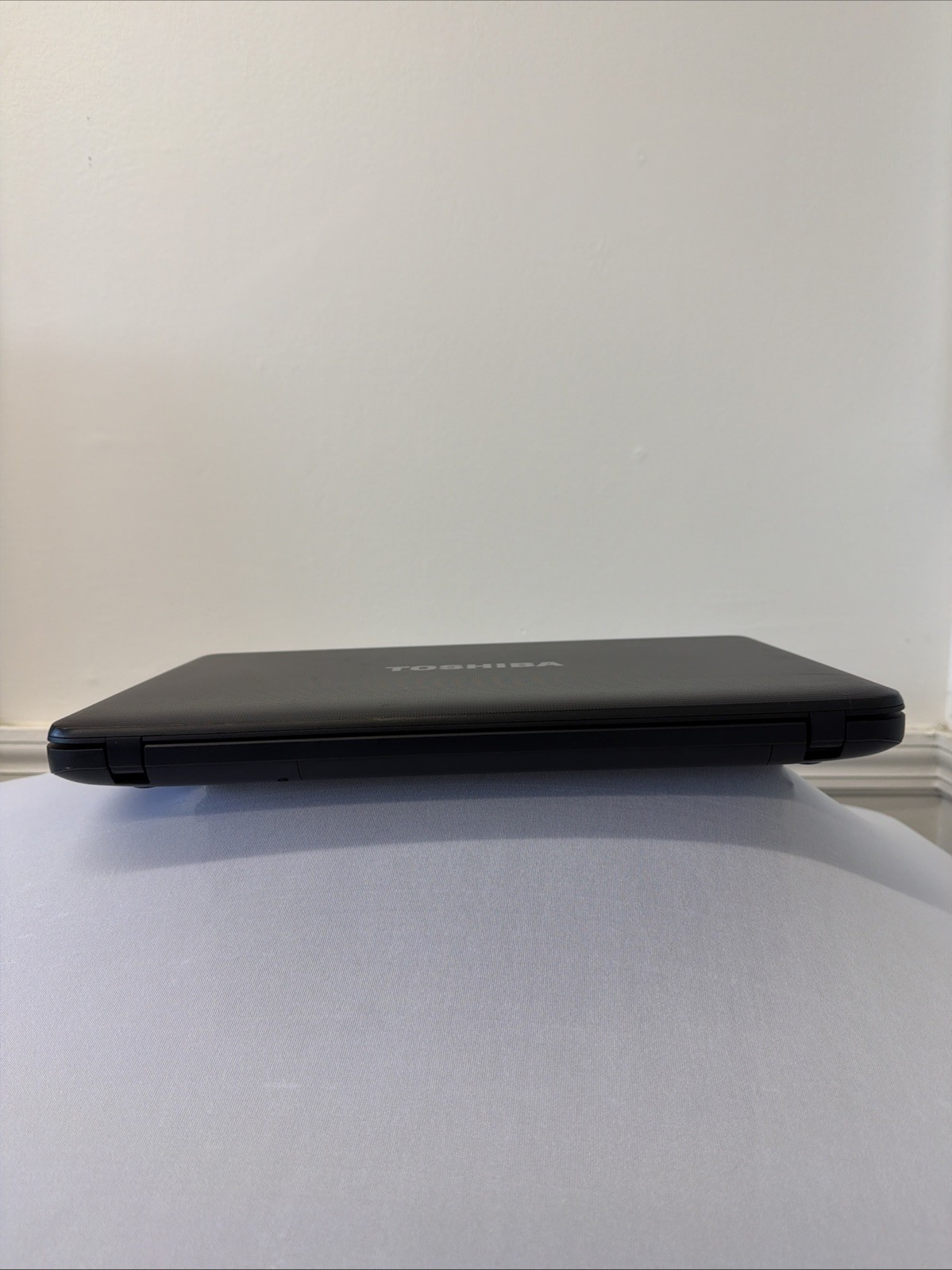 Toshiba Satellite Laptop – Good Screen – AMD E-300 – Read Des