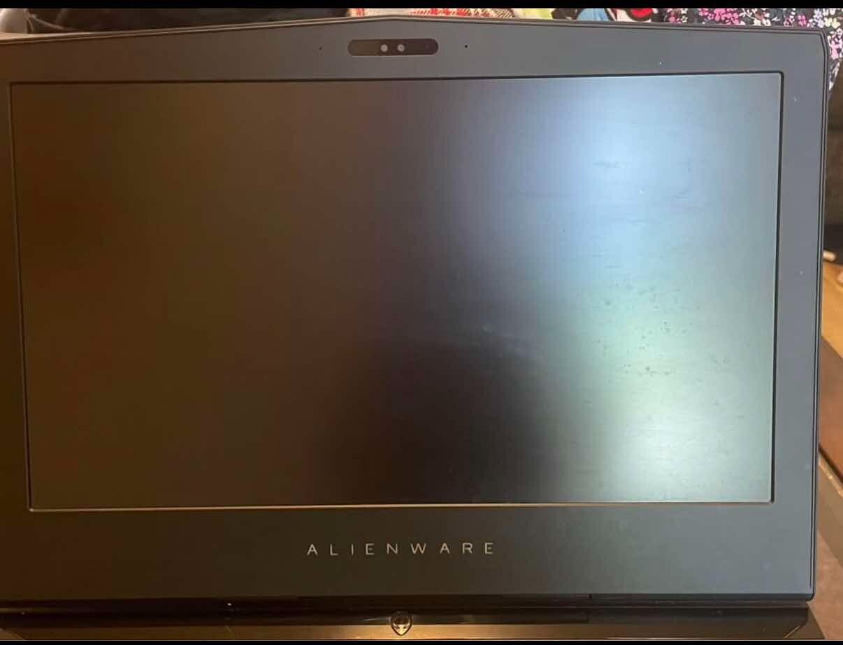 Alienware 15 R3 i7-7700HQ / 1 TB HD + 256GB SDD / 16GB RAM / GTX 1060 NEW BAT🔋