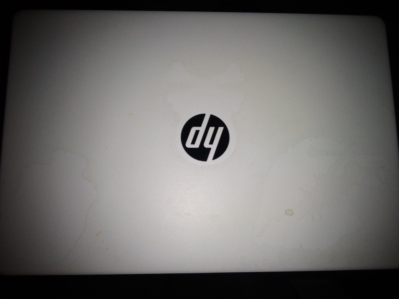 hp laptop 15dy2042nr Snow White(Busted Screen) But Comes With Monitor And HDMo