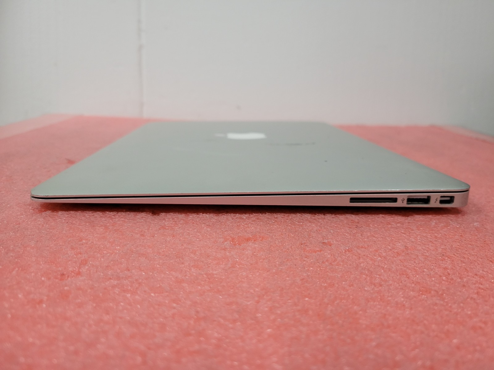 Apple MacBook Air 2015 A1466 13″ i7-5650U 4GB RAM 256GB SSD *Read* | C1066