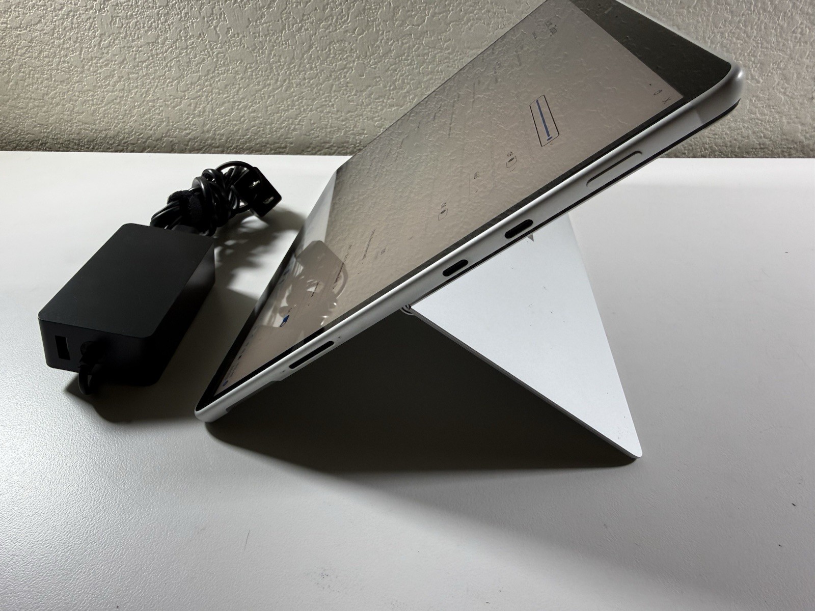Microsoft Surface Pro 8 (1982) i5-1145G7 – 16GB RAM – 256GB 120Hz – Win 11 Pro