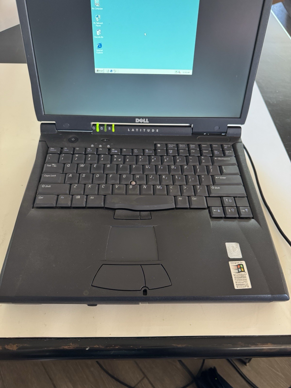 Dell Latitude C800 Laptop Pentium III 850Mhz 256MB 20GB 15″ Windows 2000 Working