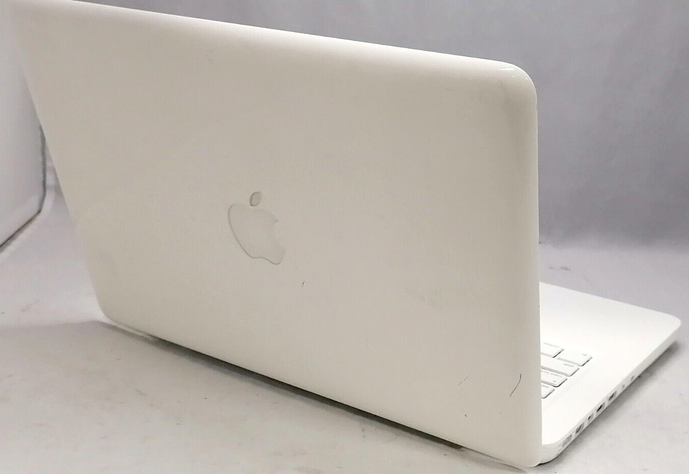 FOR PARTS Apple 13.3″ A1342 MacBook (Core 2 Duo P8600/2.4 GHz/NO RAM/NO HDD)