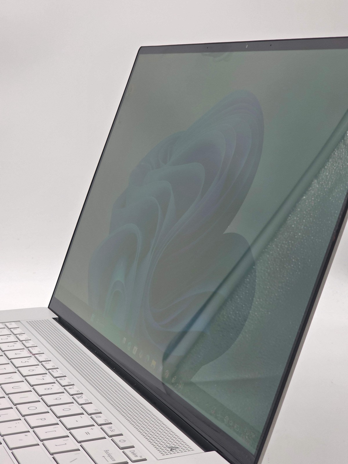 Asus Zenbook S 16 UM5606WA – Ryzen AI 9 365 – 24GB / 1TB – Used