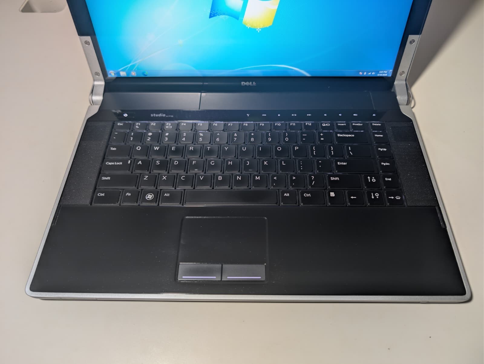 16″ Dell Studio XPS 1640 | C2D P7450 4GB RAM 320GB HD | HD+ AMD Graphics Backlit
