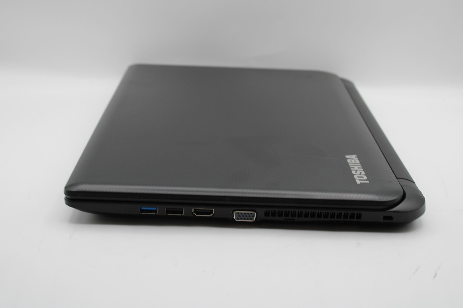 Toshiba Satellite C55t i3-4005U @ 1.7 GHz 4GB RAM 256GB SSD No OS