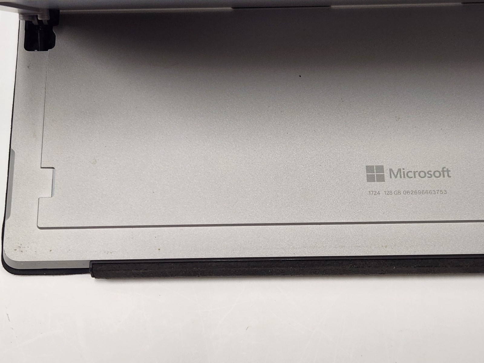 Microsoft Surface Pro 4 1724 12.3″ i5-6300U 4GB 128GB Win 10 w/ Keyboard 174 cyc