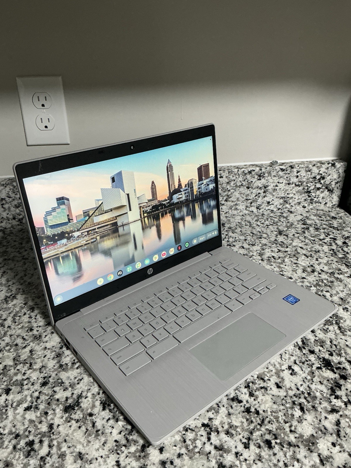 Microsoft Surface 13.5″ (128 GB SSD, Intel Core M3-7Y30, 1.00 GHz, 4 GB) Laptop