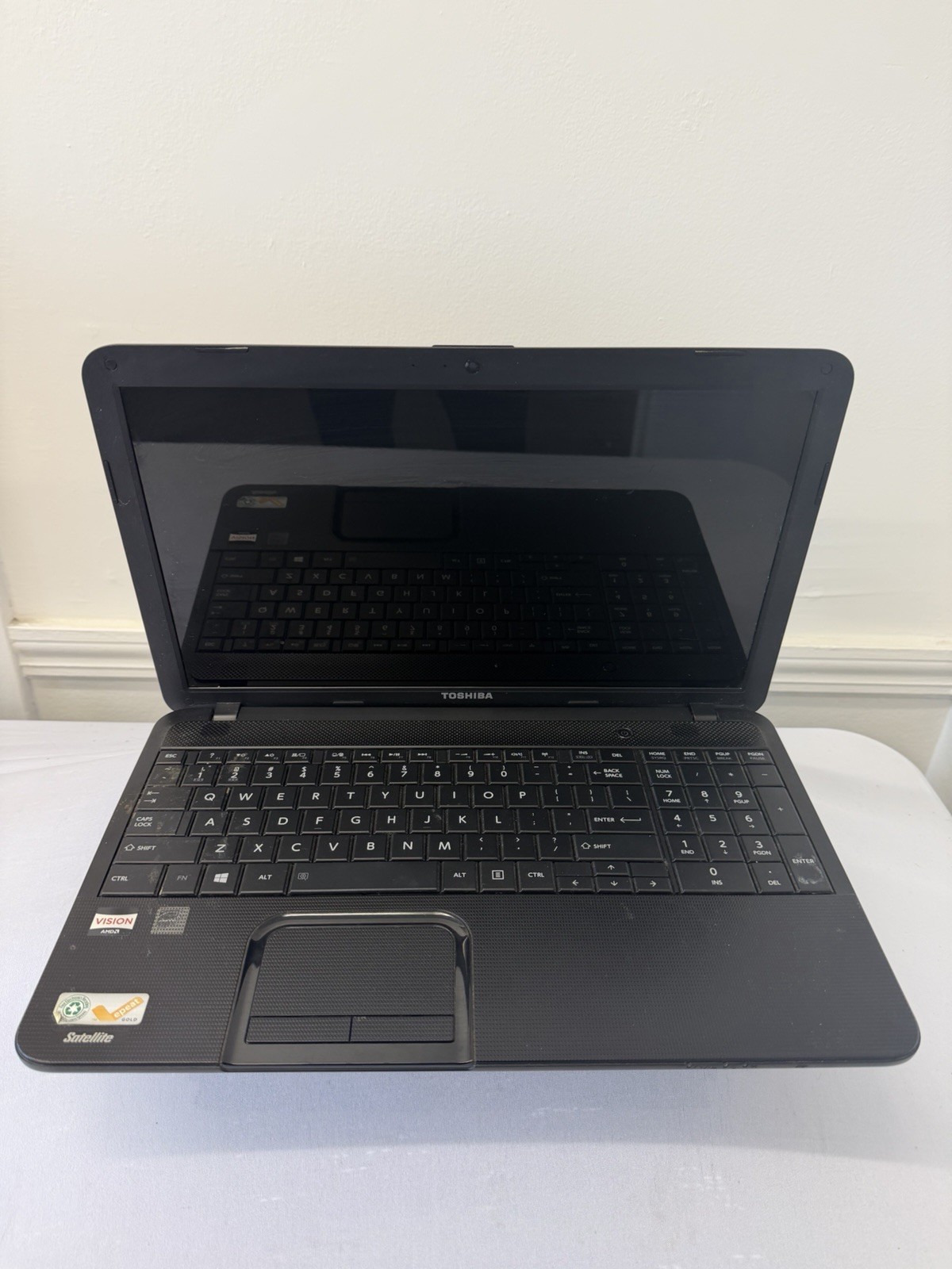Toshiba Satellite Laptop – Good Screen – AMD E-300 – Read Des