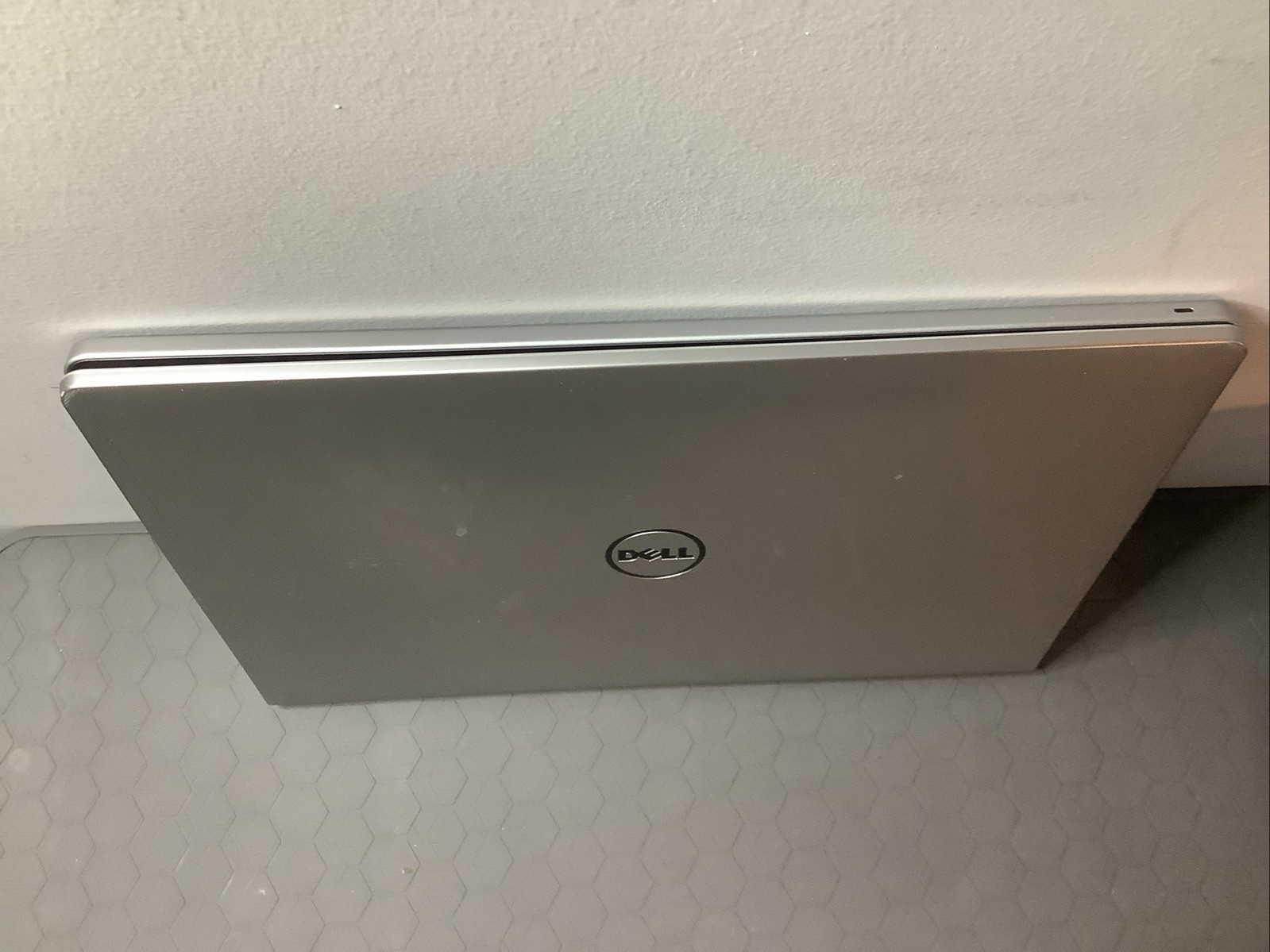 Dell Inspiron 15 5000 series- AMD E2-7110/4GB RAM/ 1000GB HDD/Linux Mint