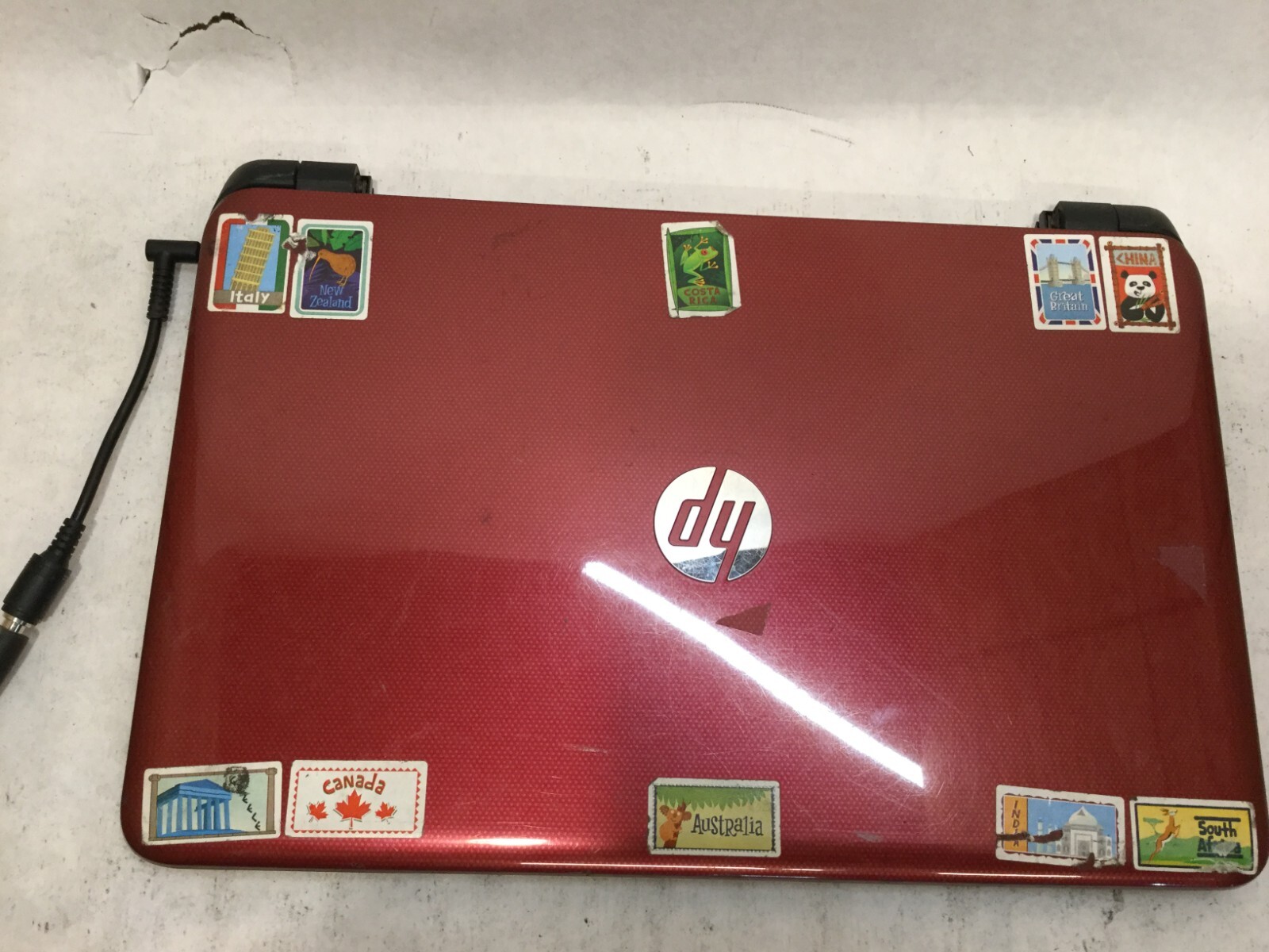 HP 15-f272wm / Intel Pentium UNKNOWN SPECS / (CRACKED/MISSING PARTS!) -MR