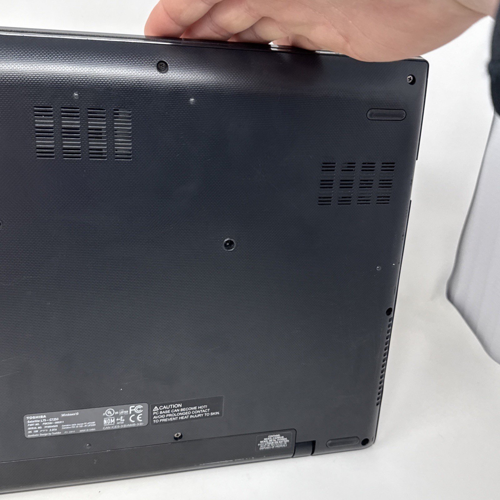 Toshiba Satellite L75-C7136 Laptop – For Parts Only