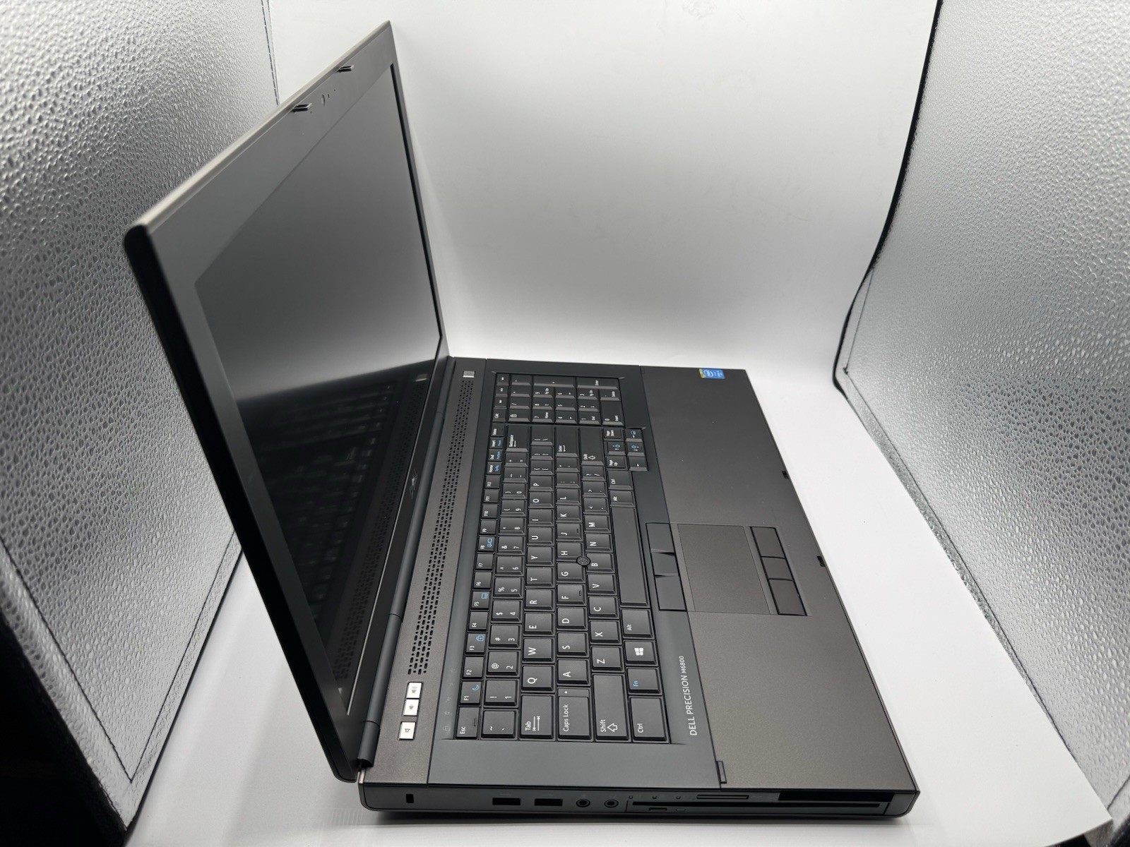 Dell Precision M6800 17.3″ Core i5 4200M 8GB 512GB AMD M6100 Laptop – Good