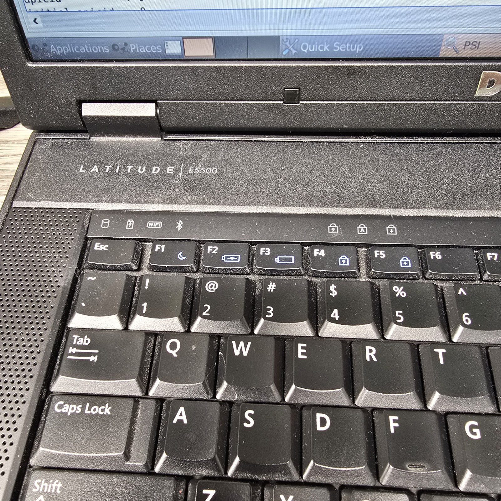 Dell Latitude E5500 Laptop Core 2 Duo P8400 2.26GHz 2GB Boots Win7 Pro
