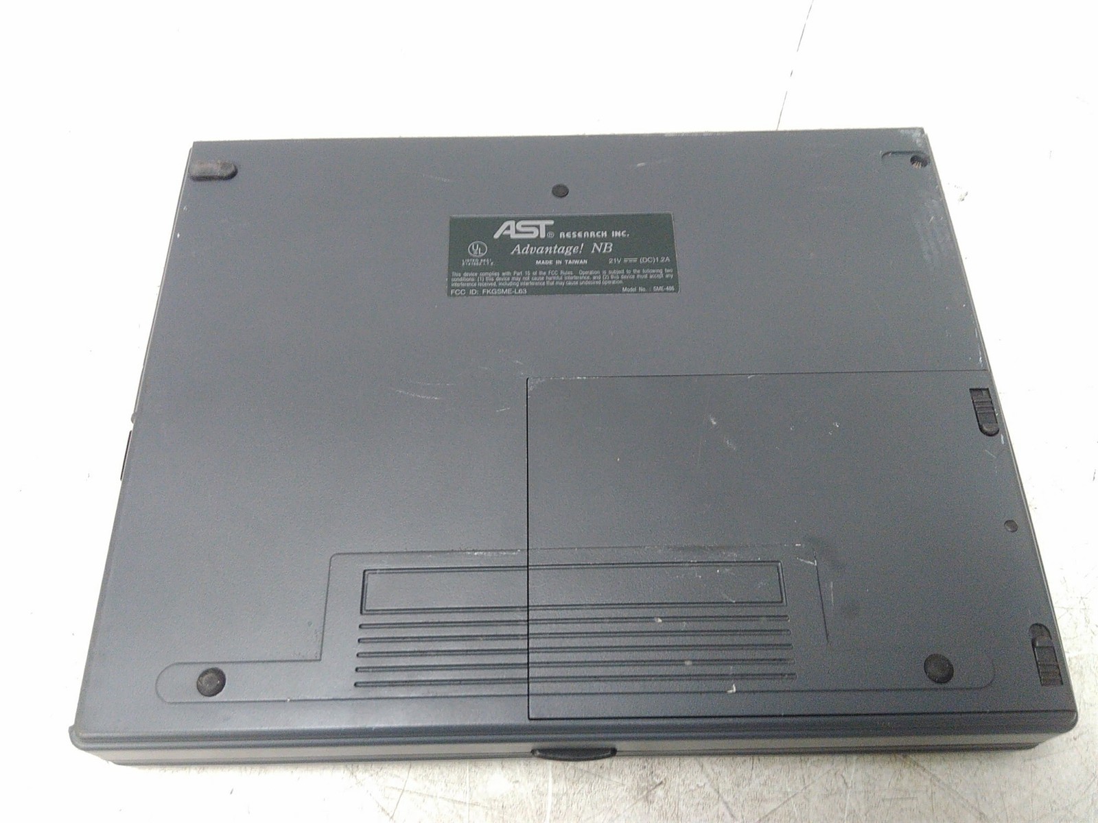 AST Advantage! NB 486SX/33 33MHz 4MB 0HD Mono LCD Screen NO OS NO Power Supply