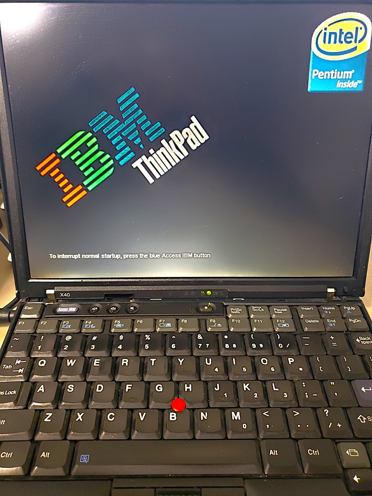 IBM X40 Thinkpad 12″ Laptop | Pentium M | 1GB | No Drives | Boots | See Descript