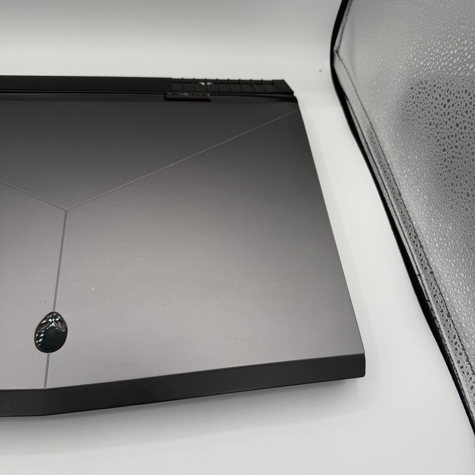 Alienware Dell 17 R4 17-6700HQ 17.3 SSD 1TB HDD 8GB Gaming Laptop Nvidia 1070