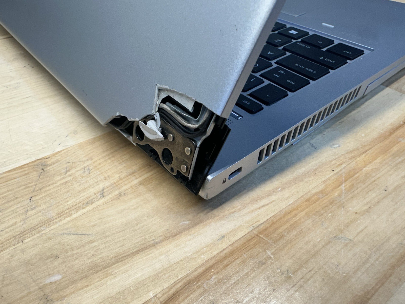 HP ProBook 650 G5 i7-8665U 16GB RAM NO SSD – BROKEN HINGE/FRAME *FOR REPAIR*