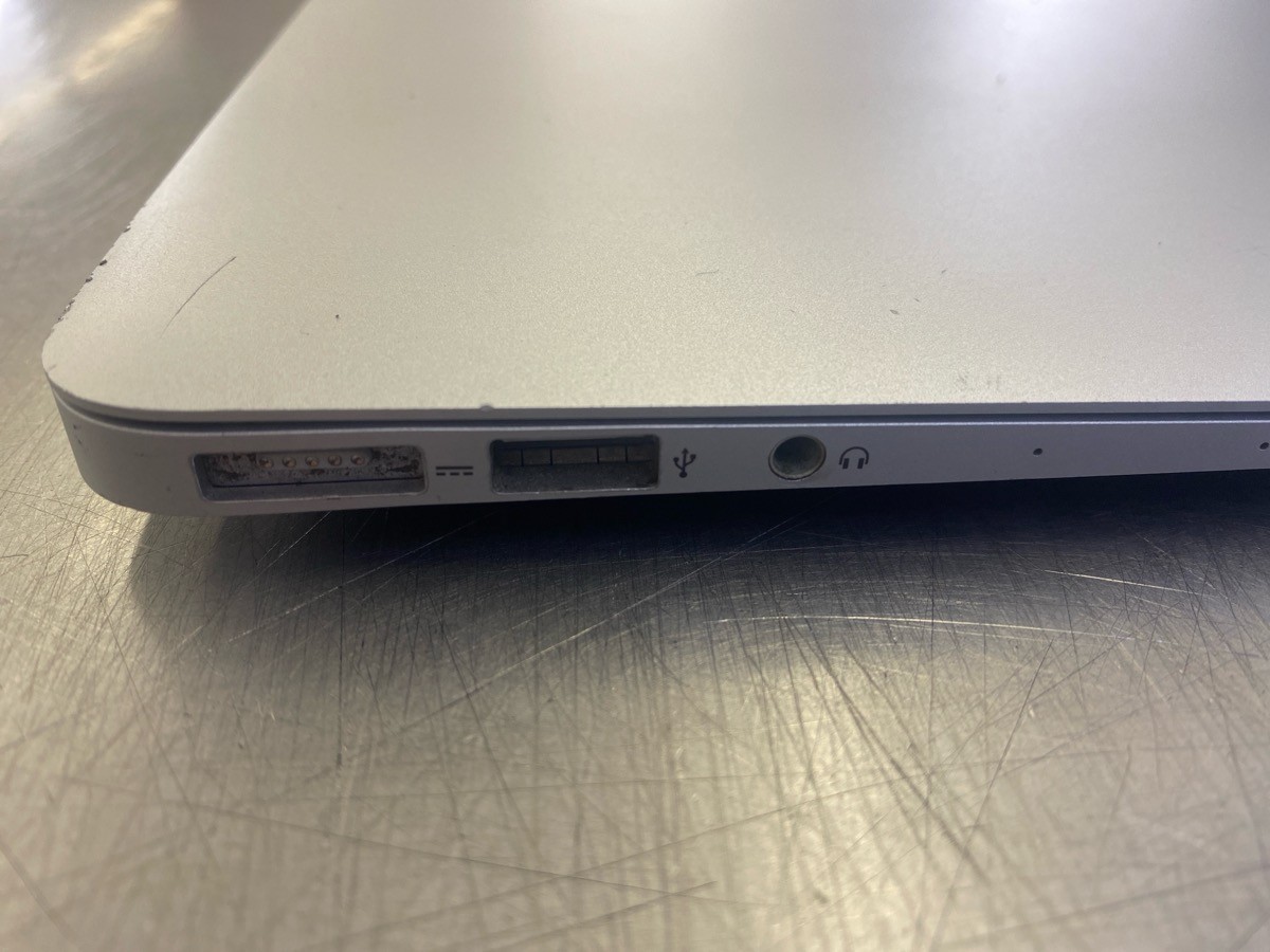 APPLE MACBOOK AIR A1465 2015 MODEL 1.6GHZ INTEL CORE i5 W/4GB MEM. (CJL006582)