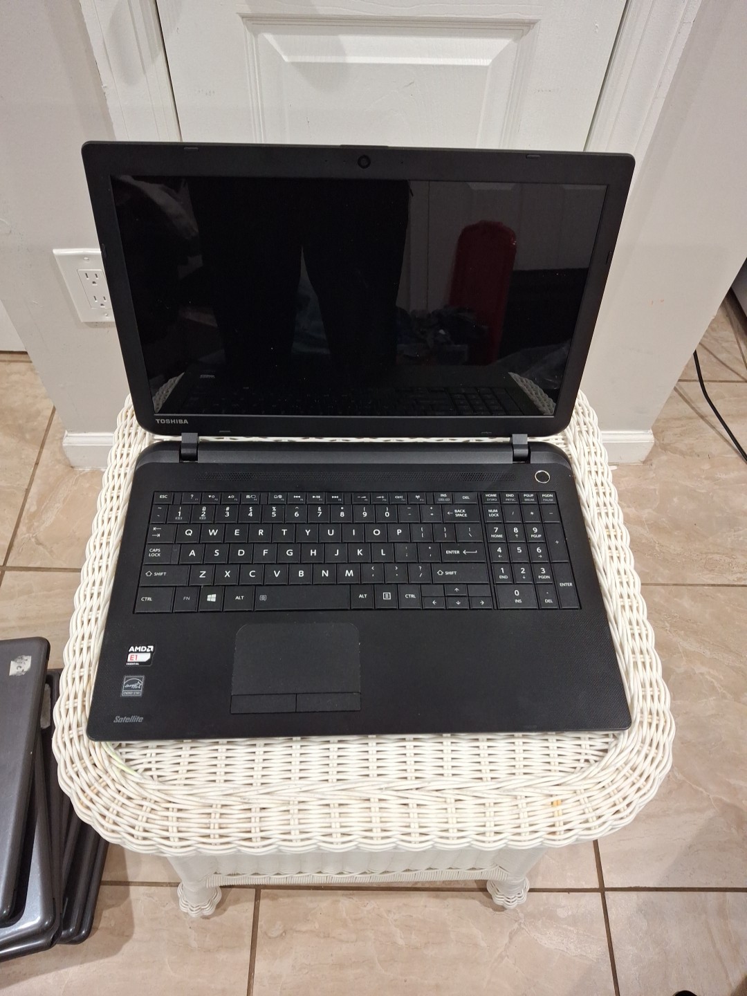 TOSHIBA Satellite C55D-A5163 AMD E1-2100 APU with Radeon HD Graphics @ 1.00GHz