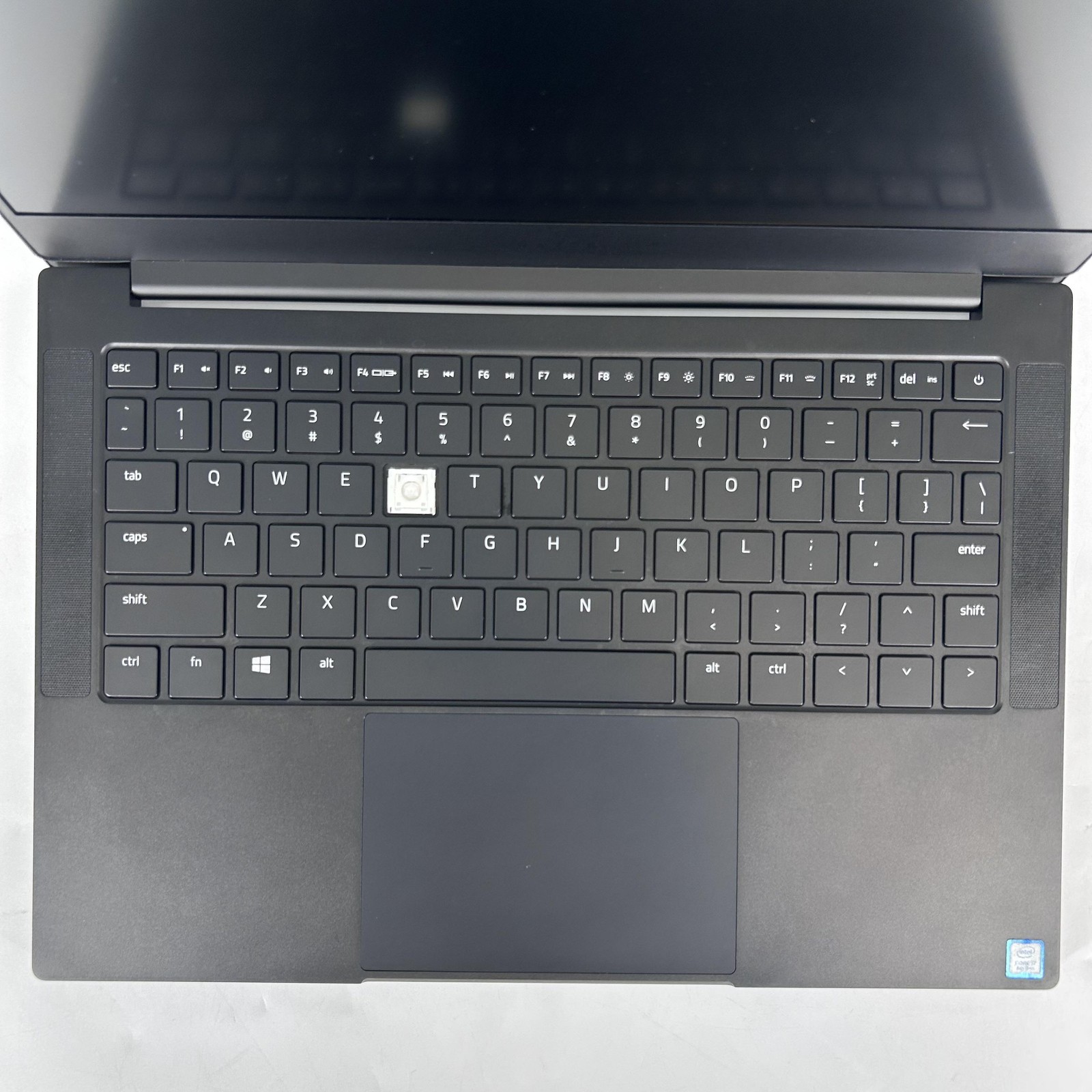 Razer Blade Stealth 13 FHD i7-8565U 1.80GHz 8GB 256GB SSD Good Chipped Screen