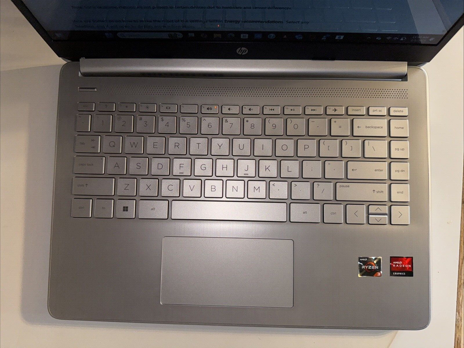 HP 14-fq0110wm HP 14″ FHD AMD Ryzen 3 3250U 2.6GHz AMD Radeon Graphics 4GB RAM