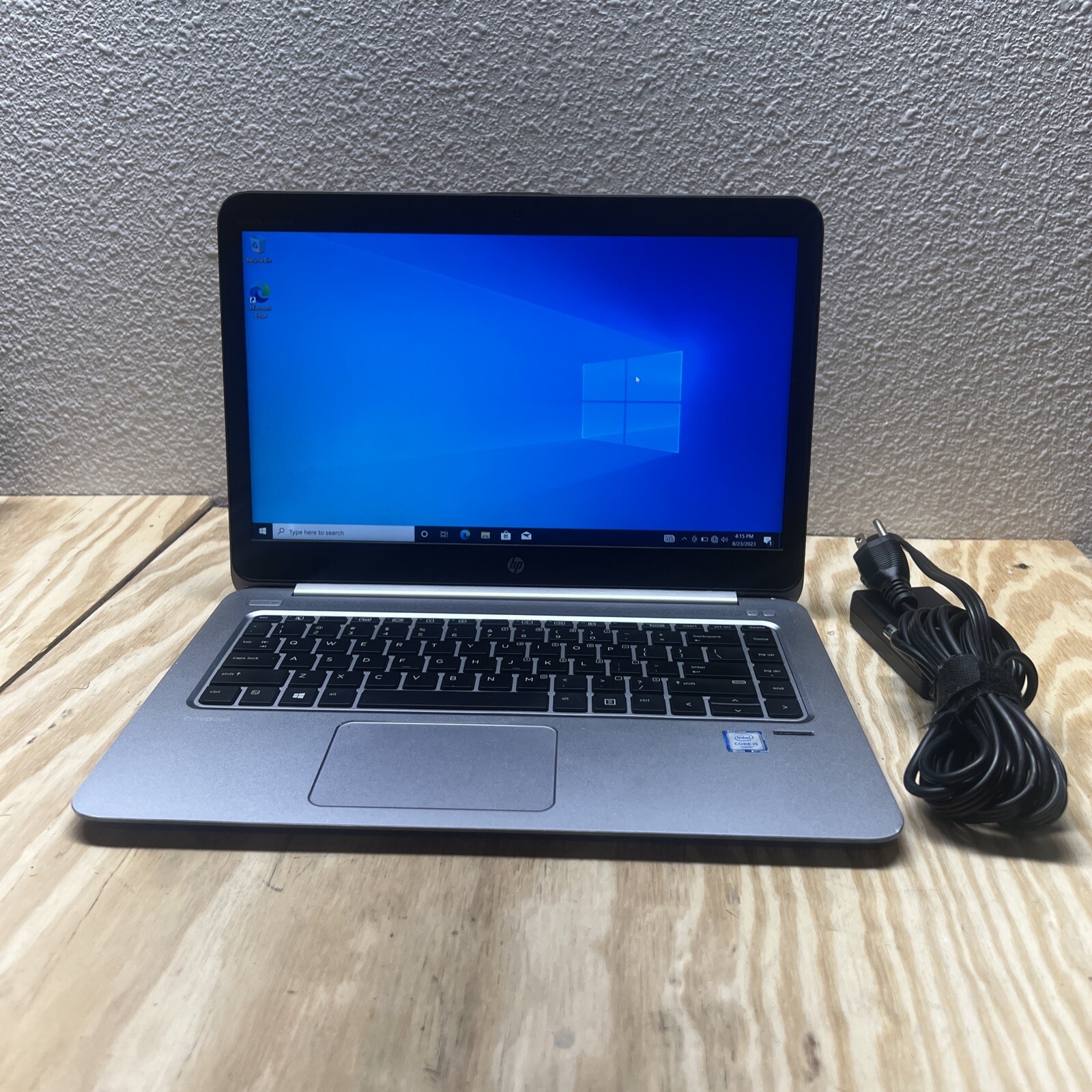HP EliteBook Folio 1040 G3 Core i5-6300U 2.4 GHz 8 GB 256 GB SSD Windows 10 Pro