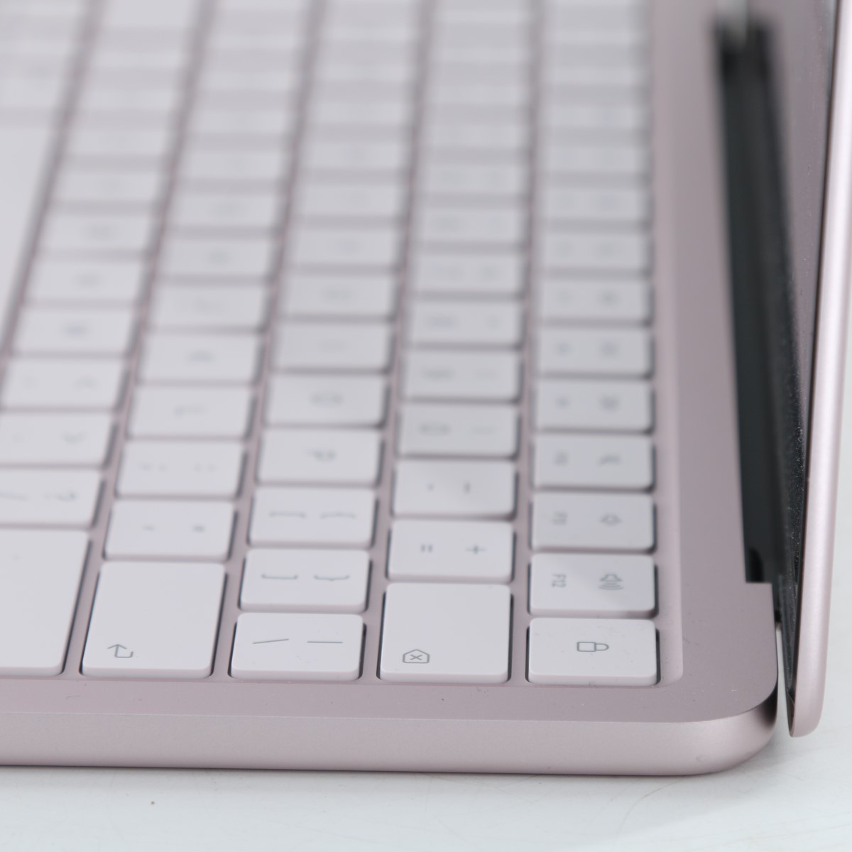 Apple MacBook A3404 13″Blush 256GB 8GB 100% Battery – Mint Condition (FPP011930)
