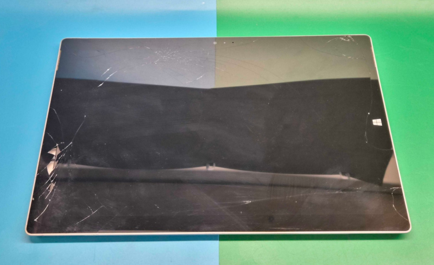 Microsoft Surface Pro 3 Model 1641 i3-4020Y 1.5GHz 4GB RAM 64GB SSD – Bad Screen
