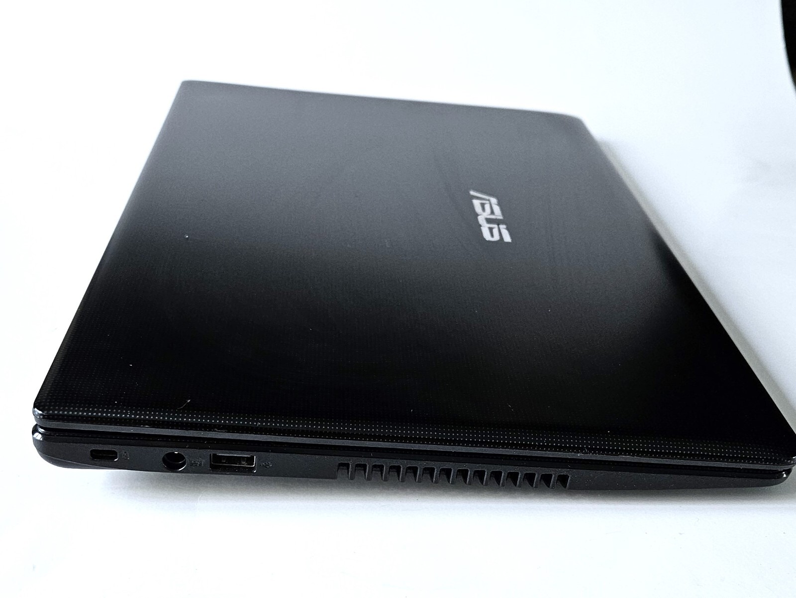 ASUS X401U / 320GB HDD / 4GB RAM / AMD E1-1200 1.40GHz / 14″ / WINDOWS 10
