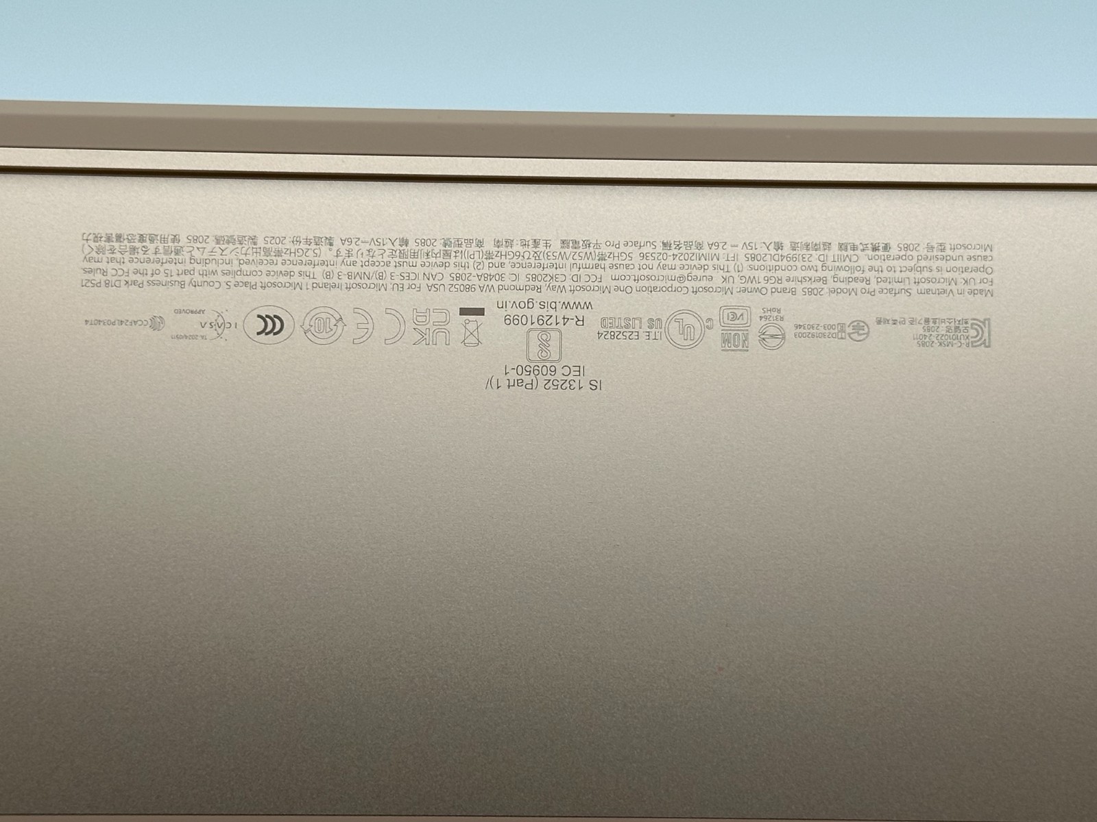 Microsoft Surface Pro Snapdragon X Plus 11th Edition CRACK SCREEN – FUNCTIONAL