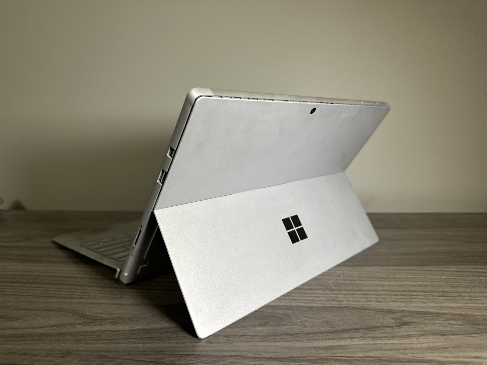 Microsoft Surface Pro 5 Intel Core i5-7300U CPU @ 2.60GHz 4GB RAM 128GB SSD