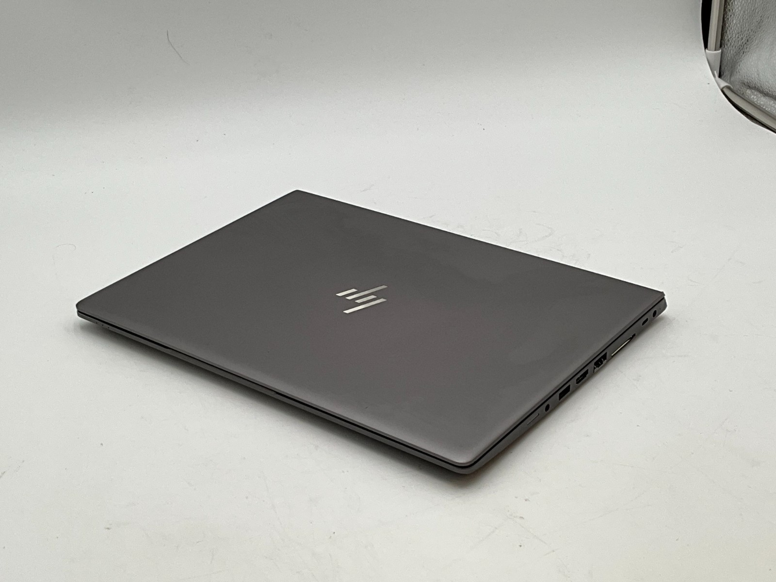 HP ZBook 14u G5 4VY18US i7-8650U 1.90G 16GB no os NVMe LAPTOP 5CG8526Z7M
