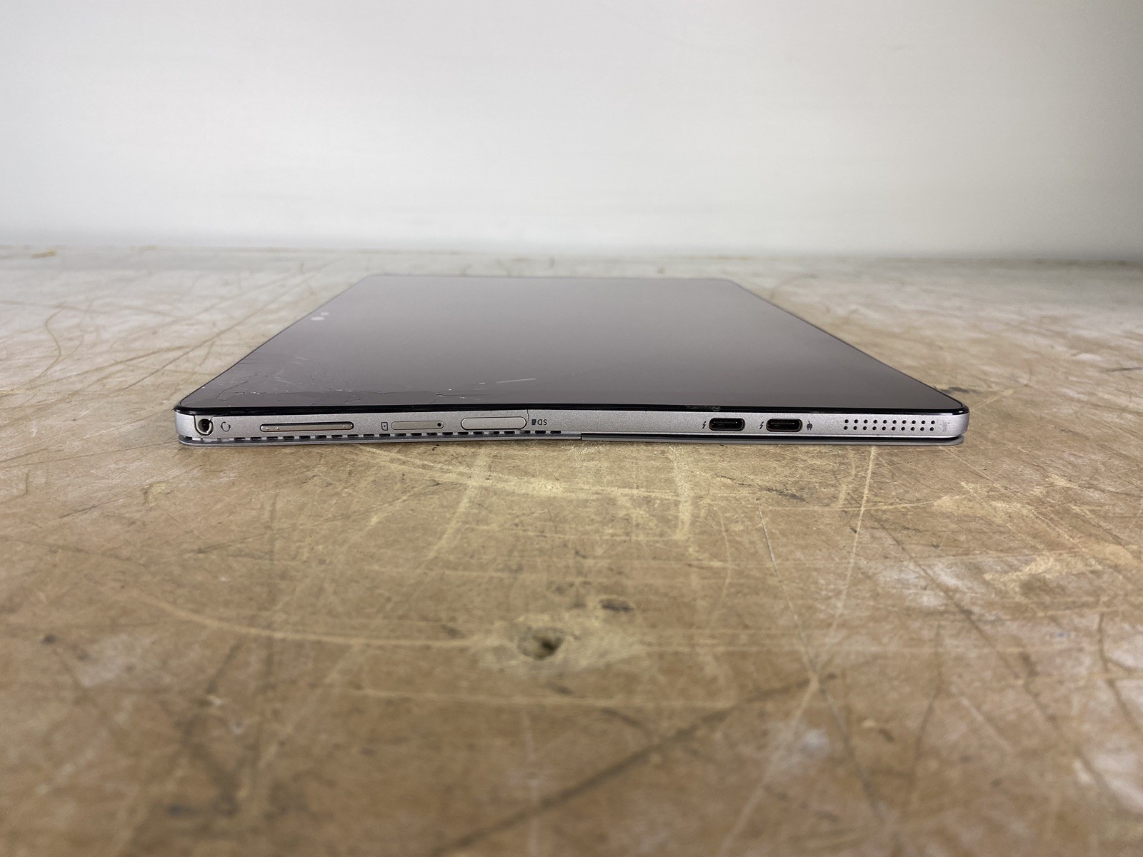DELL LATITUDE 7200 2-IN-1 i5-8365U @ 1.60GHz, 8GB RAM, NO HDD/OS – (FOR PARTS)