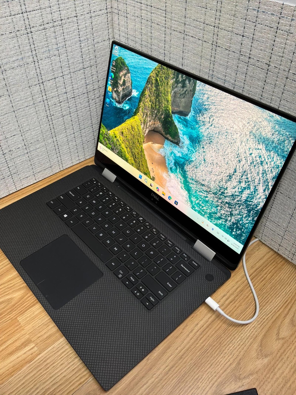 Dell XPS 15 9575 2-in-1 i7-8705G 16GB 256GB SSD Radeon RX Vega M 4GB Touch
