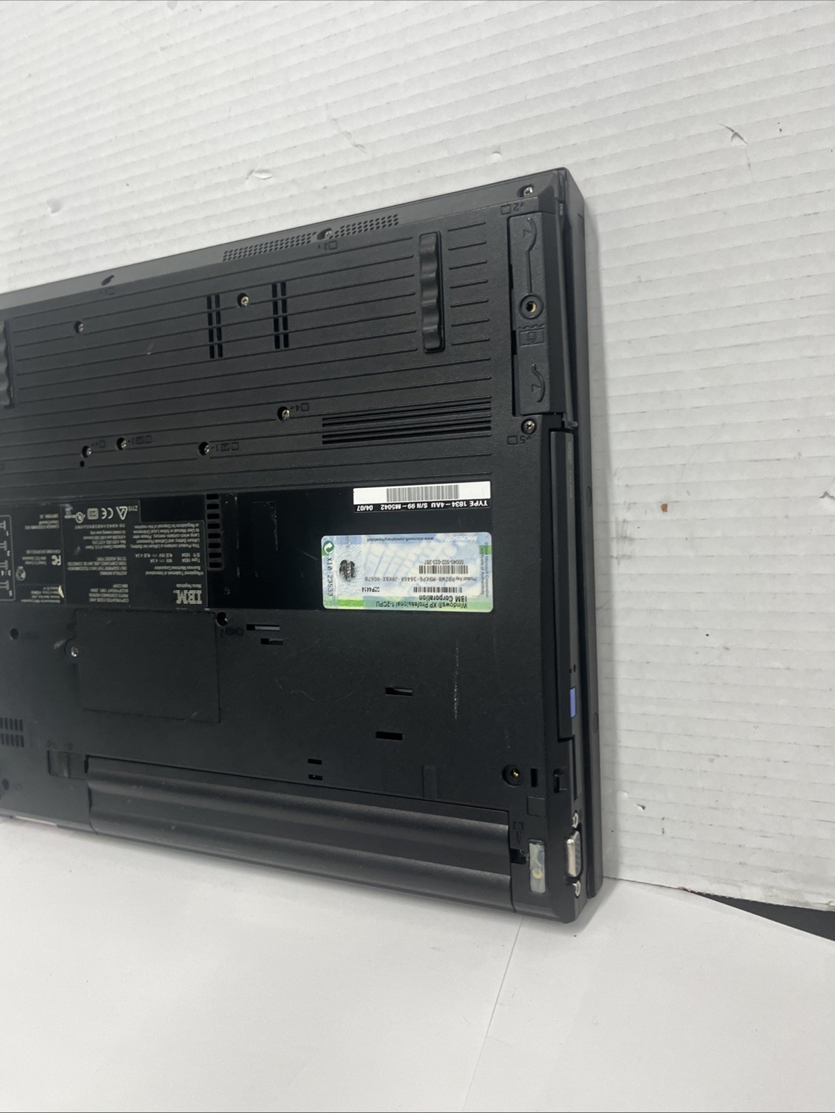 Lenovo ThinkPad R50e Intel Celeron M 1.40GHz 512MB RAM No HDD – Parts