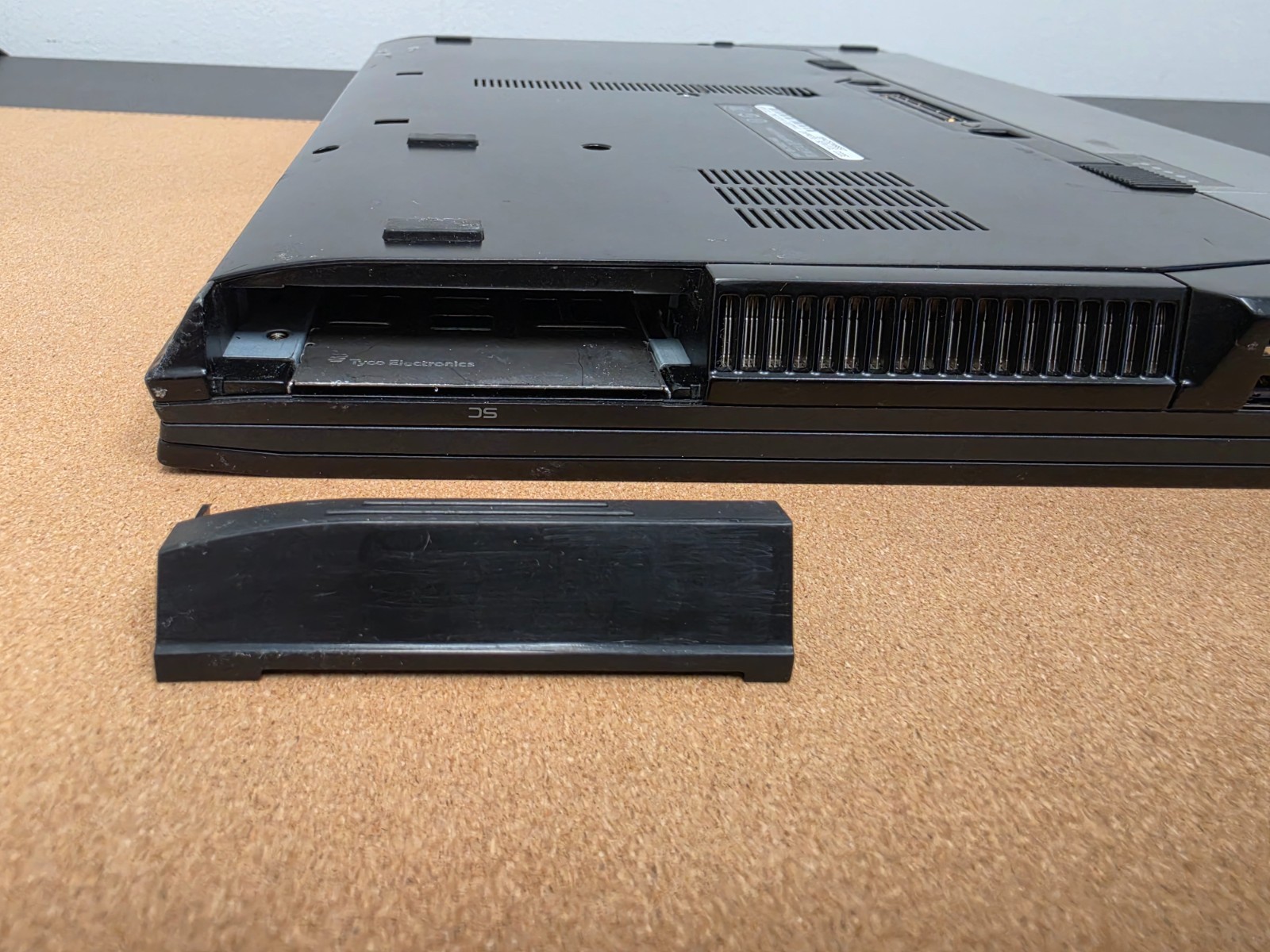 Dell Latitude E6400 Series Core 2 Duo HD N-T 2GB Ram No HDD or SSD No OS AS-IS