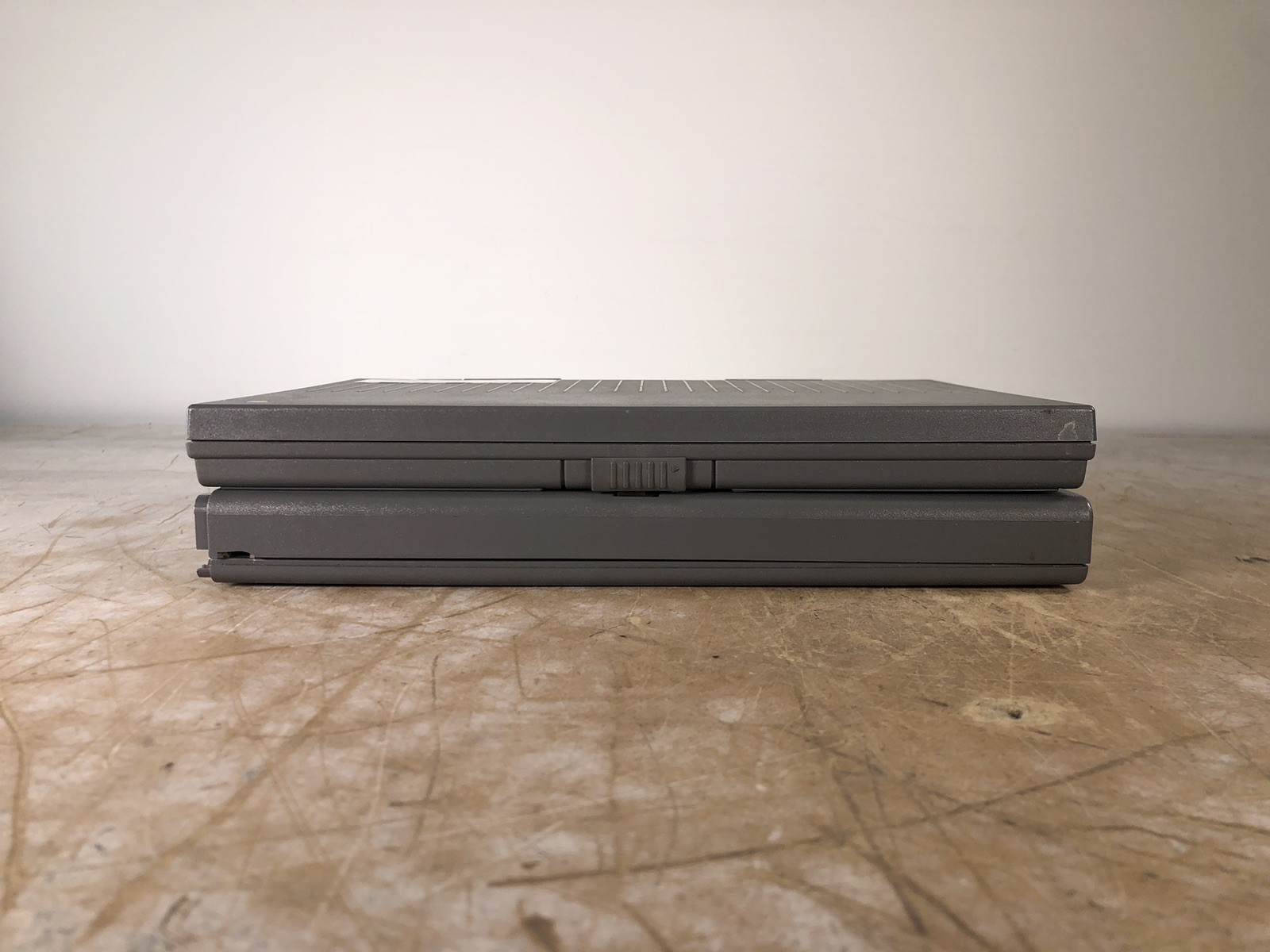 APPLE POWERBOOK 180 (M4440) 68030 @ 33Mhz, 4MB RAM, NO HDD/OS – (FOR PARTS)