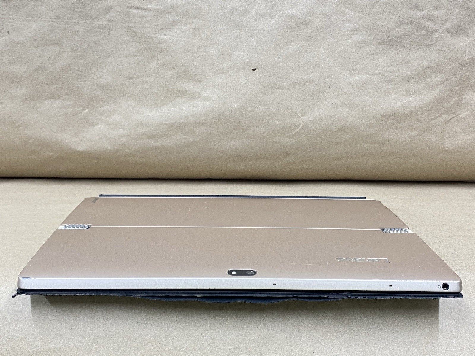 Lenovo 80QL – 12″ 2160*1440 – m5-6Y54 – 4GB – 128GB SSD – Win 10 Pro