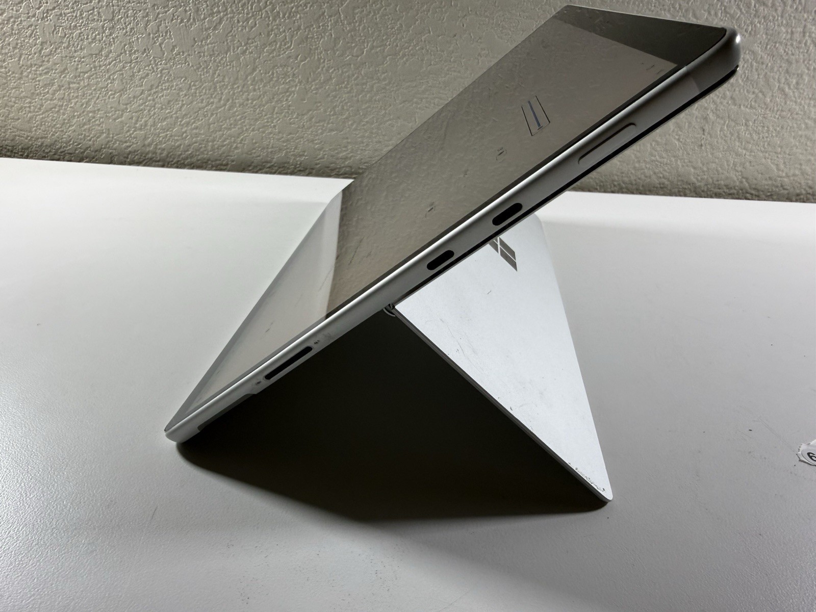 Microsoft Surface Pro 8 (1982) i5-1145G7 – 16GB RAM – 256GB 120Hz – Win 11 Pro