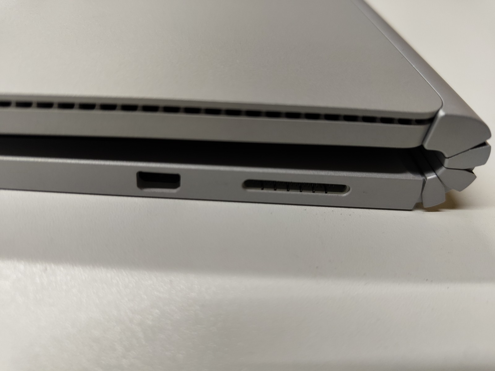 Microsoft Surface Book 1st Generation 13.5″ 128GB, Intel I5, 8GB RAM (FOR PARTS)