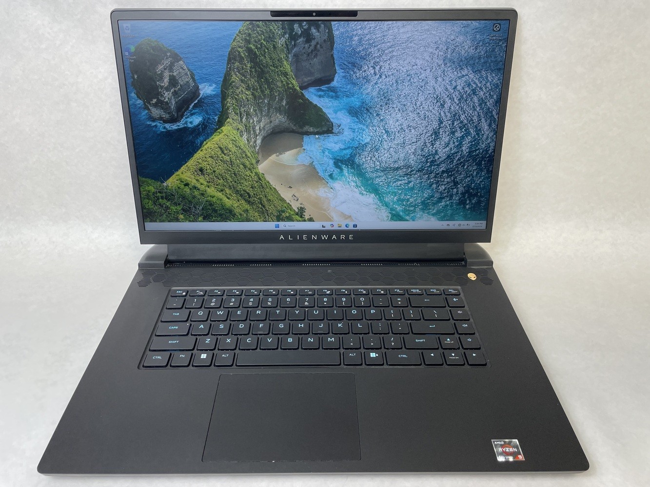 Alienware M17 R5 Ryzen 9 6900HX 16GB RAM RTX 3070 Ti 1TB SSD Black