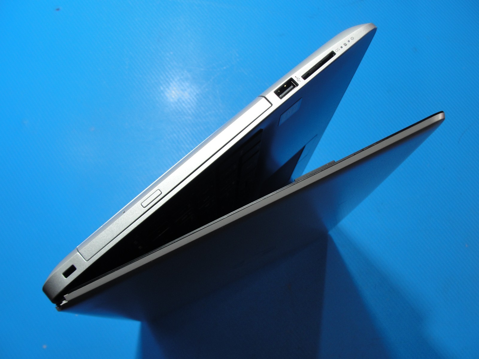 HP 15-DA1005DX 14”HD TOUCH Core i7-8565U 1.8GHz 12GB SSD Reset 256GB+Charger