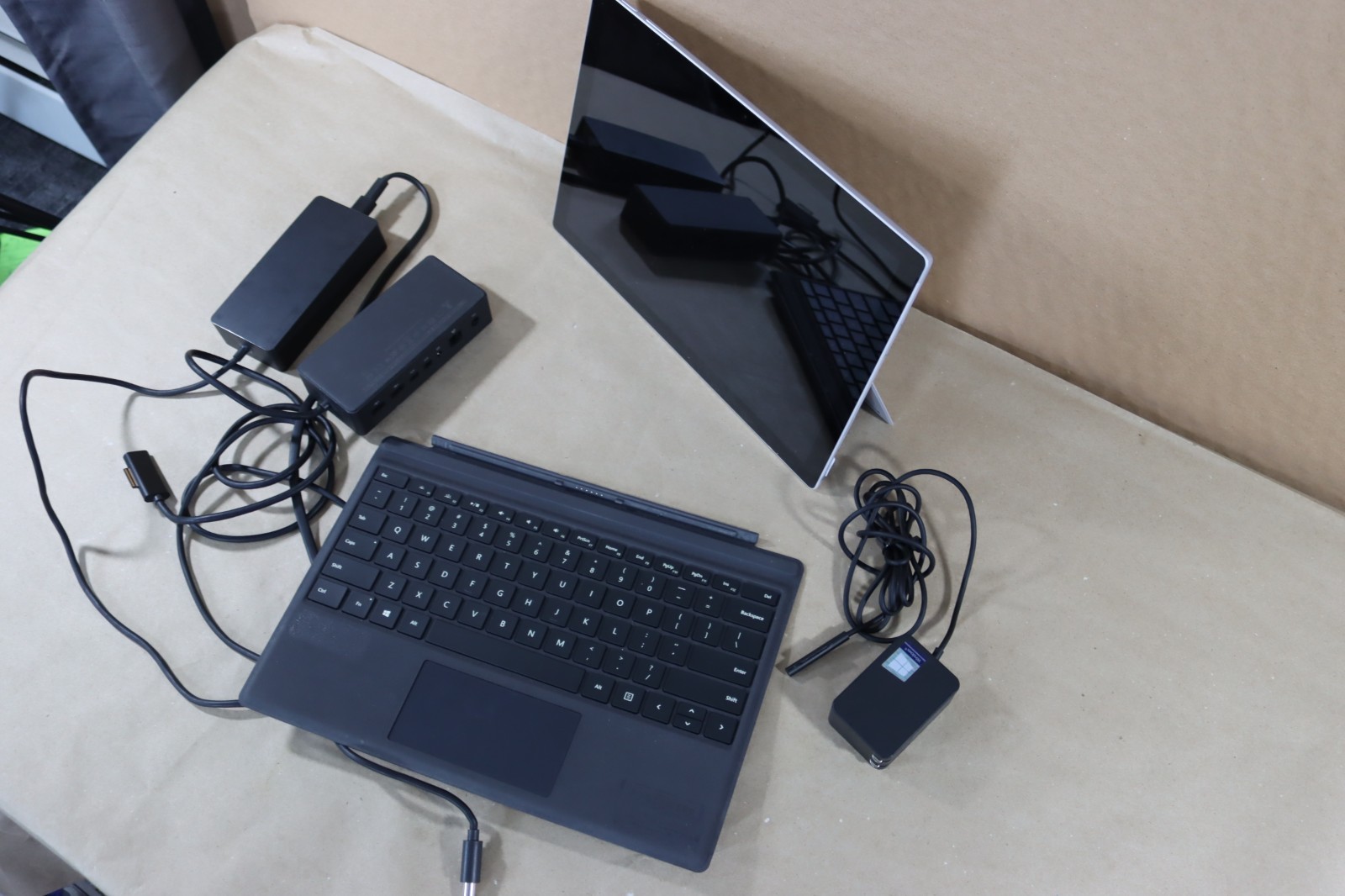 Microsoft Surface Pro 5 i5-7300U 8GB RAM 256GB Wi-Fi + LTE