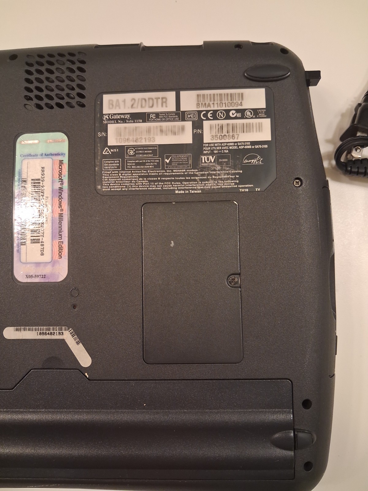 Vintage Gateway Solo 1150 Laptop Windlows ME – Parts or Repair Only