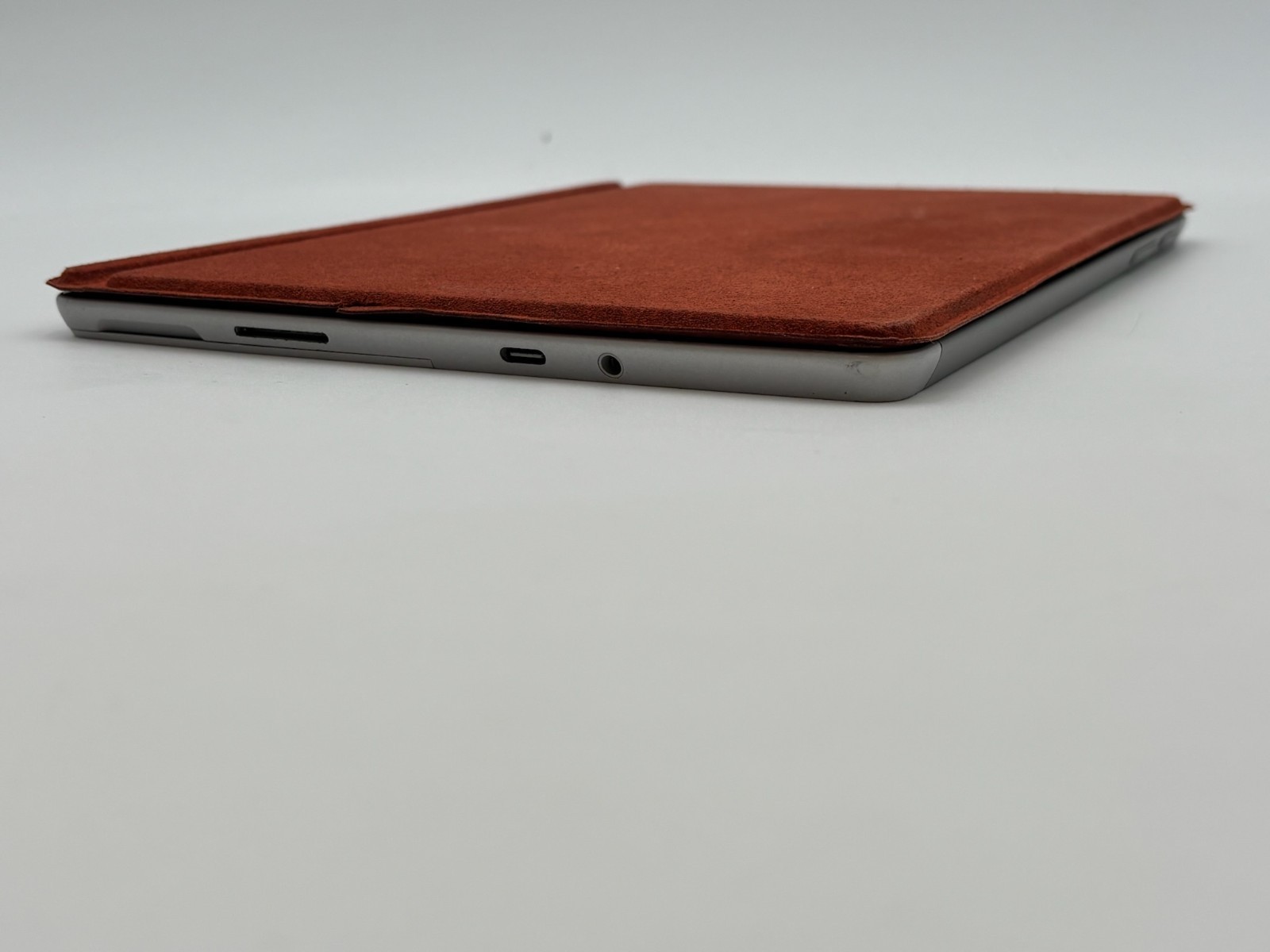 Microsoft Surface Go 2 10.5″ 64 GB SSD 4 GB RAM M3-8100Y Windows 11 Pro – READ