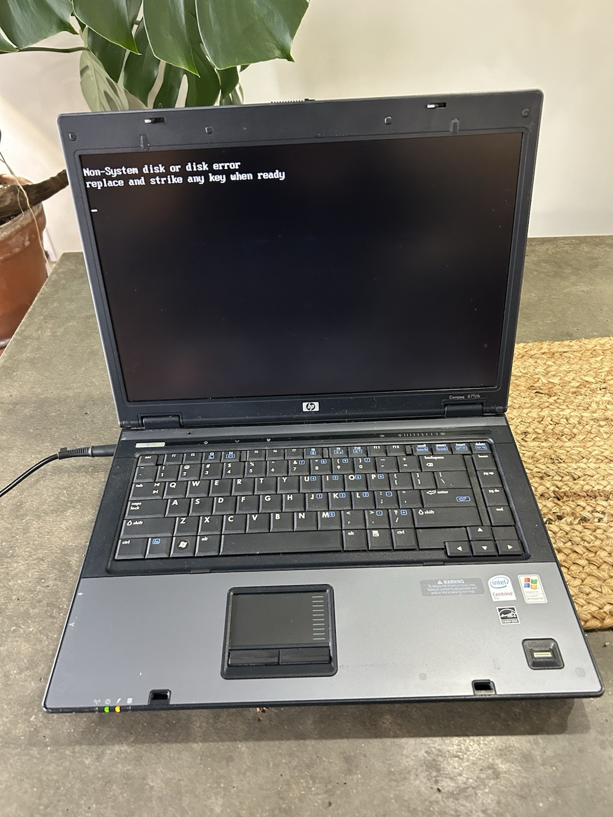 HP Compaq 6710b Laptop For Parts As Is Turns On No Cord Vintage