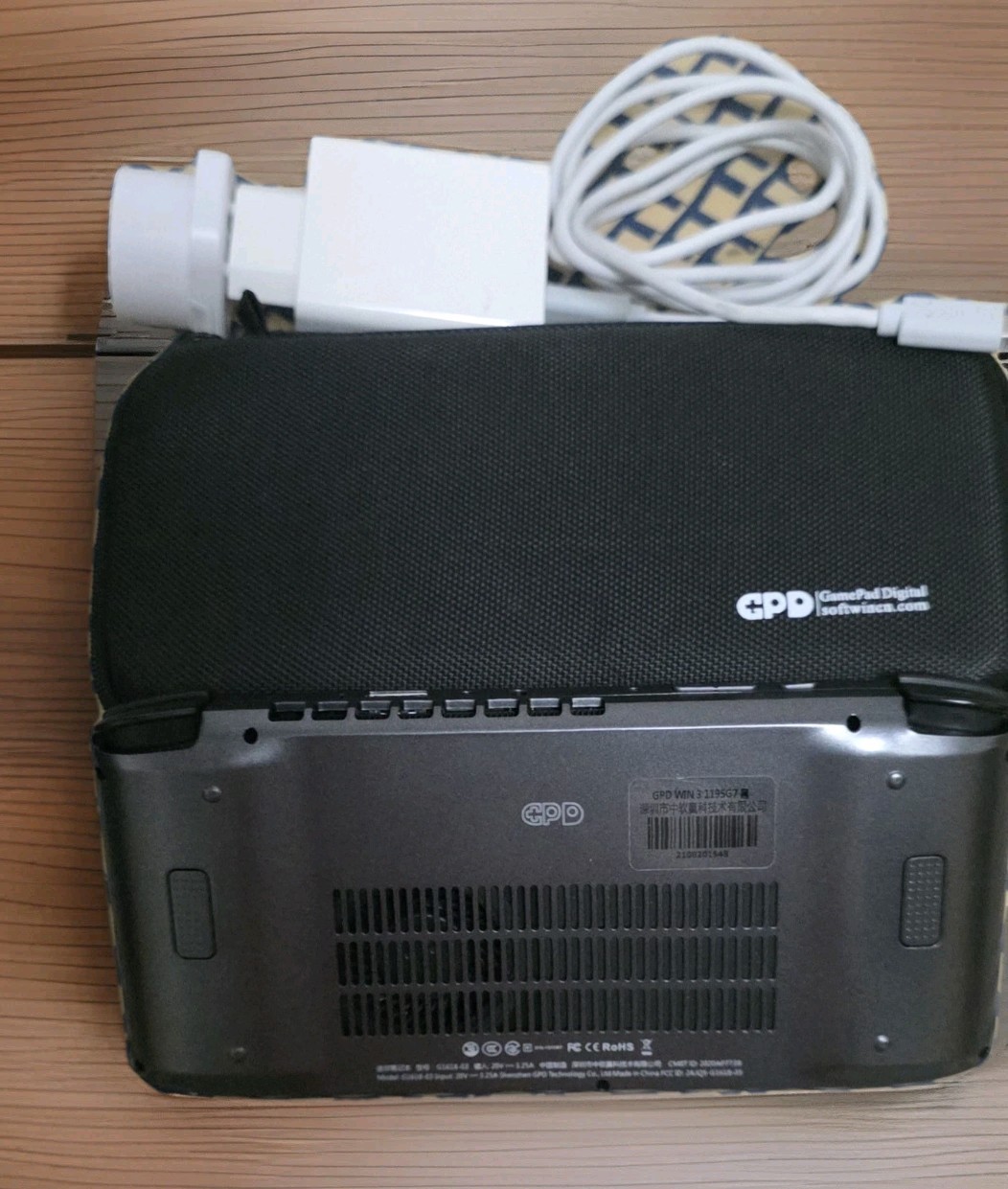 GPD win 3( i7-1195G7);SECREEN PROTECTOR, 2TB.